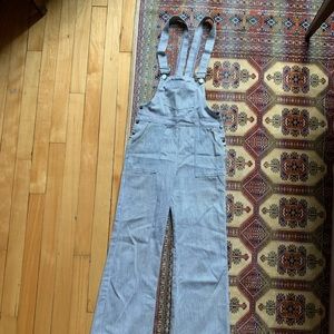 Size xs good for a size 24 waist max 25 for a comfortable fit. amazing vintage.